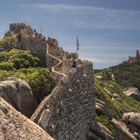 Sintra - Maurský hrad, v pozadí Palác de Pena