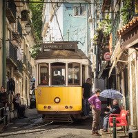 V uličkách jezdí tramvaje hodně natěsno