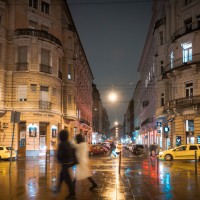 Výhoda focení za deště - i obyčejná ulice vypadá hned zajímavěji