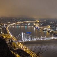 Výhled z kopce Gellért na sever, v dálce září Rybářská bašta a parlament